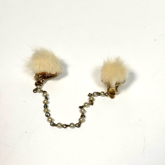 Jewelry - Vintage Cardigan Clip